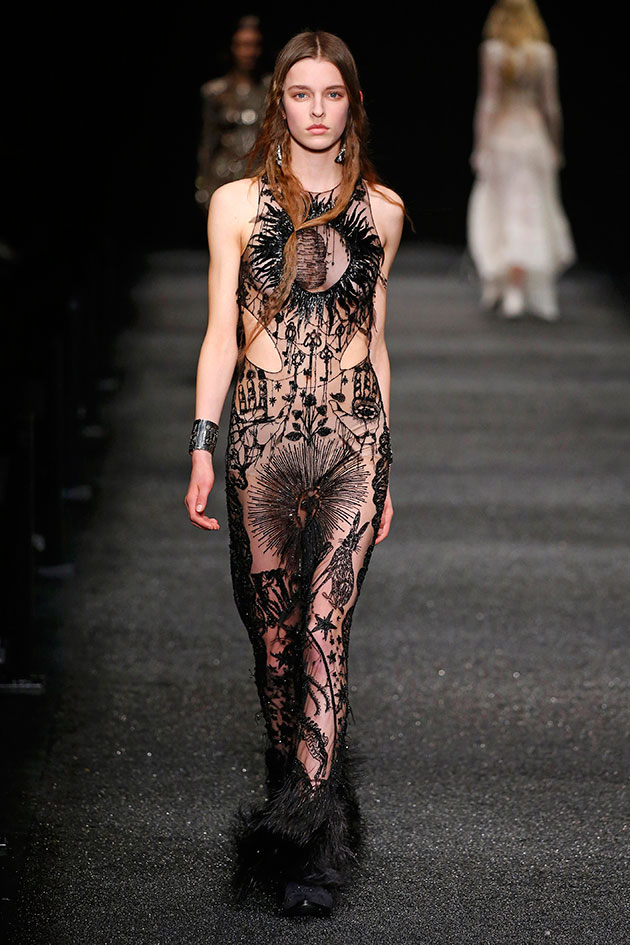 Alexander McQueen outono-inverno 2017/18 - Lilian Pacce