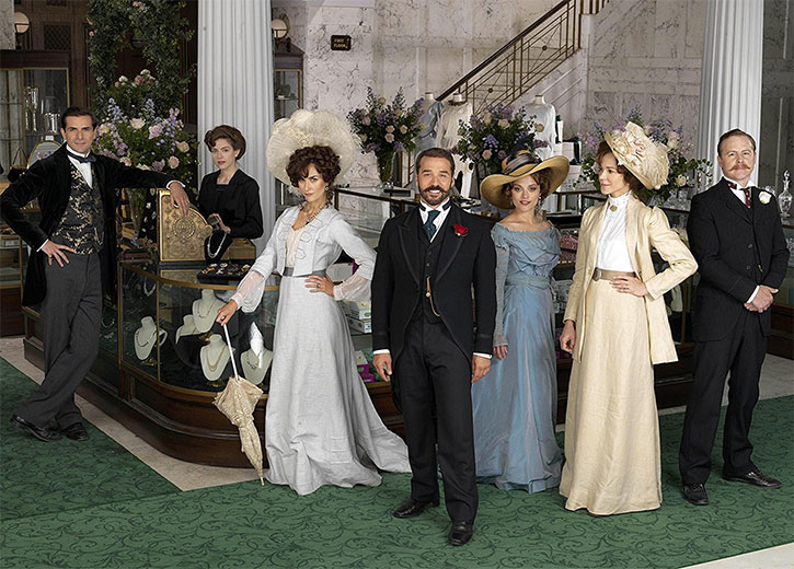 A história de uma das lojas mais icônicas do mundo – a série “Mr. Selfridge” está no catálogo do Netflix!