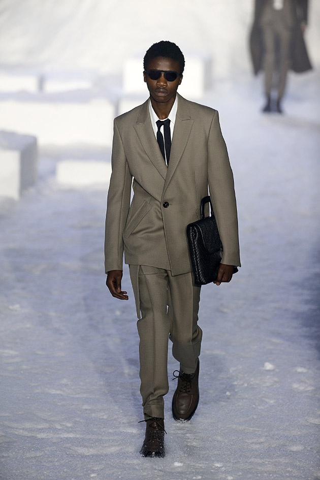 O desfile de Ermenegildo Zegna na passarela de neve - Lilian Pacce