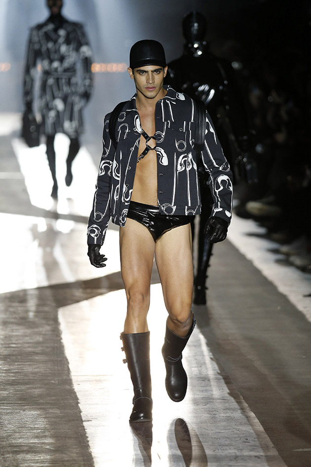 パンツ Archive MOSCHINO Ribbon Bondage Pants Desfile da Moschino em clima bondage - Lilian Pacce