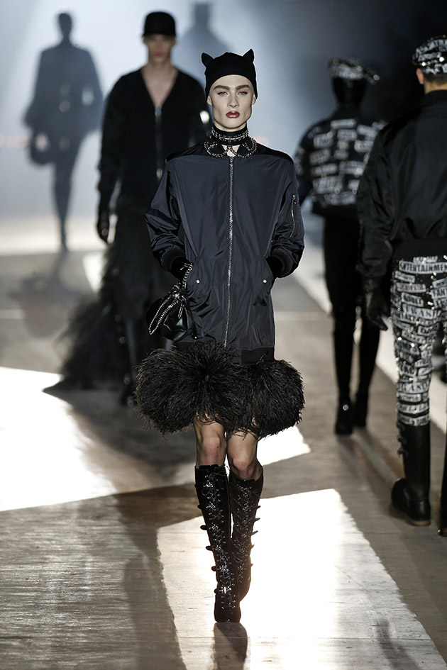 Desfile da Moschino em clima bondage - Lilian Pacce
