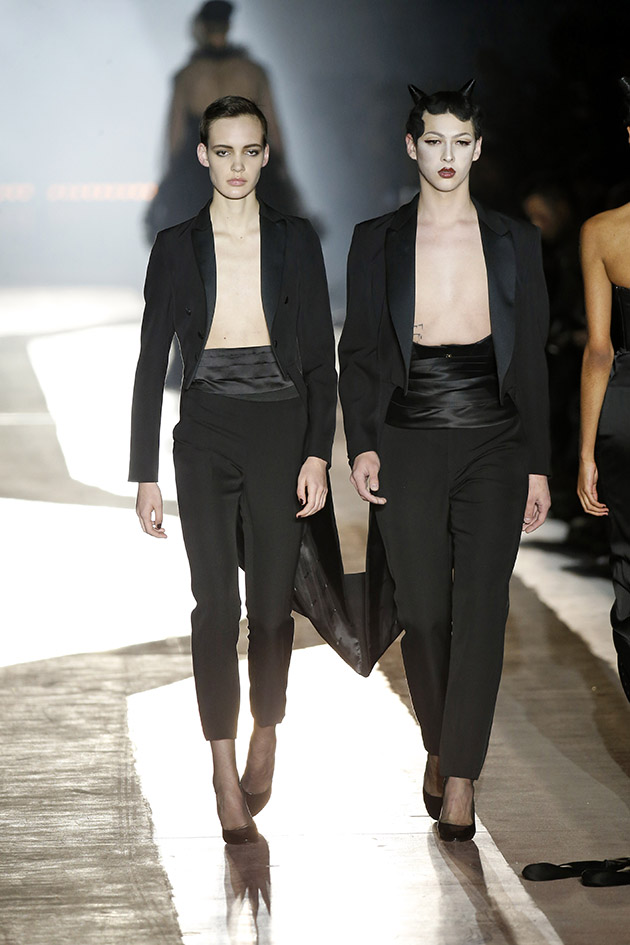 Desfile da Moschino em clima bondage - Lilian Pacce