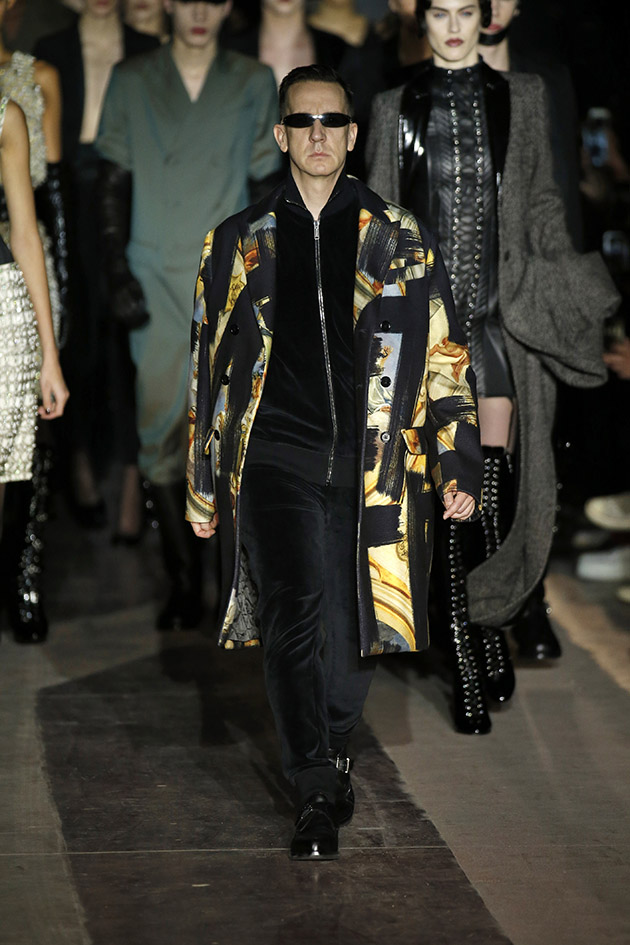 Desfile da Moschino em clima bondage - Lilian Pacce